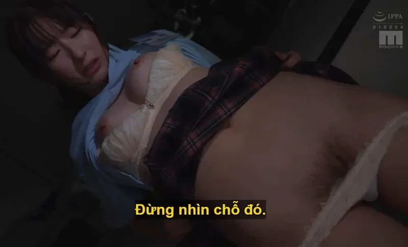 Phim  Sex Anh cấp trên lên kế hoạch nện em cấp dưới chảnh chọe lười biếng, chỉ lo nhắn tin với bạn trai