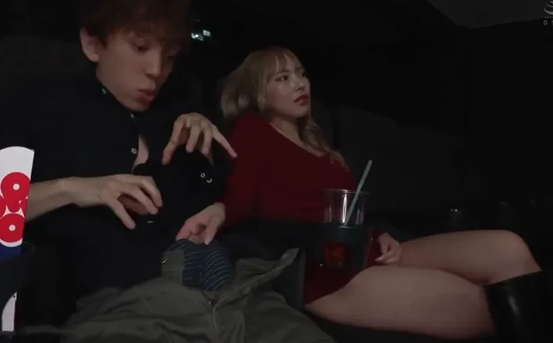 Phim  Sex đi xem phim một mình, thanh niên bị chị gái thánh dâm kế bên sờ trym