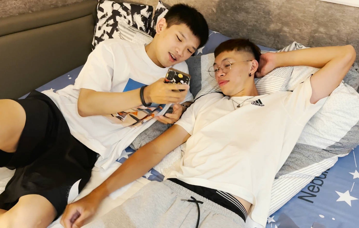 體驗新姿勢：互幹無套噴射，體育生狼狗豪豪的冒險