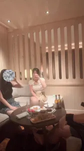 老婆和情人一起 一男兩逼 共舔一雞 無套後入  乳交內射