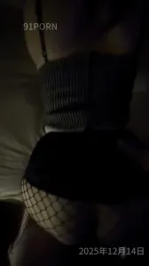 大屁股騷妻的漁網襪誘惑