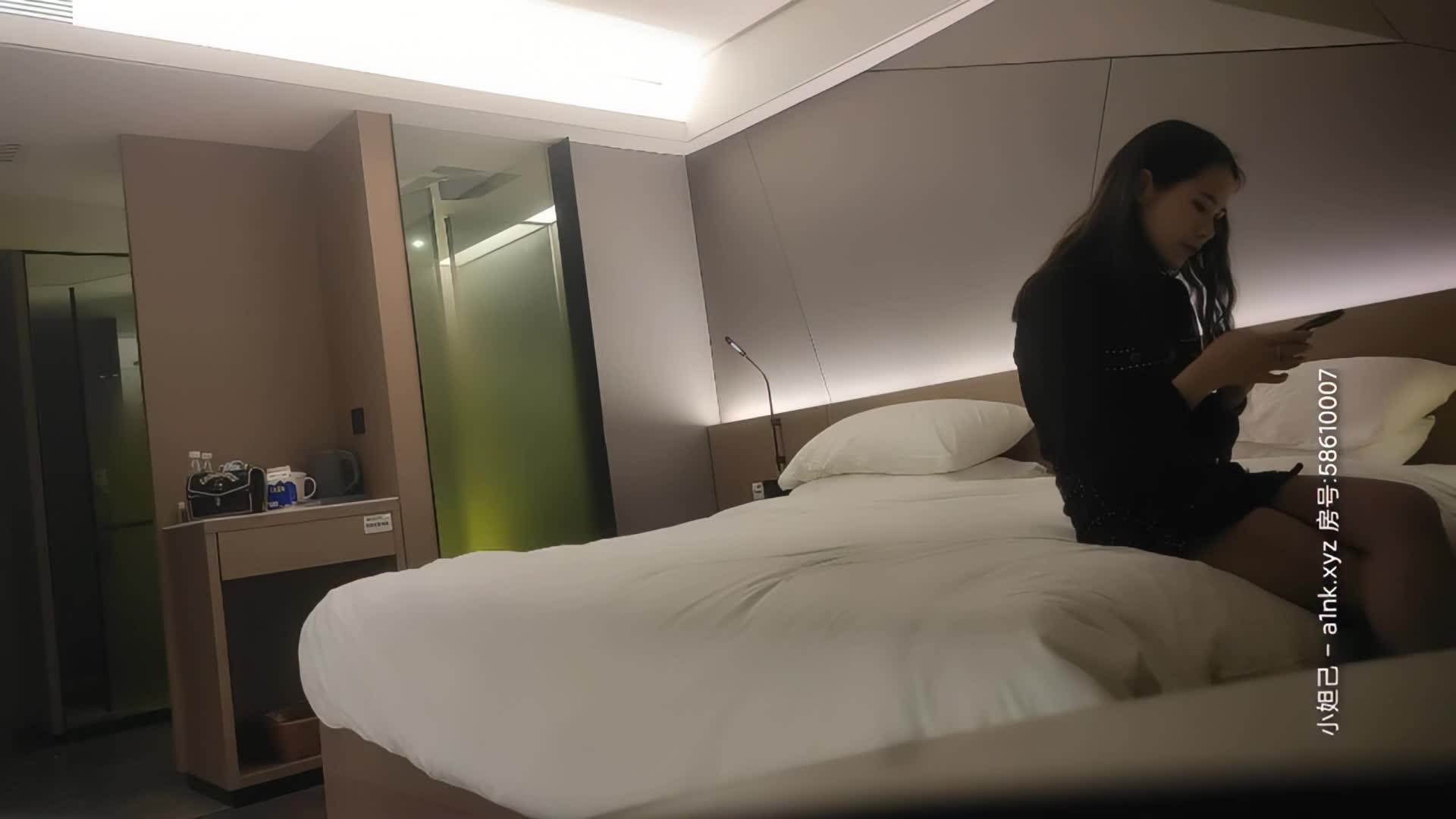 【文軒探花】反差蘿莉妹，口交舔弄近距離拍攝，穿上黑絲側入猛操晃動奶子，妹子浪叫不斷大喊寶貝操我，受不了