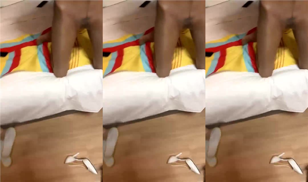 趴窗後入啪啪，黑絲細腿騷氣十足