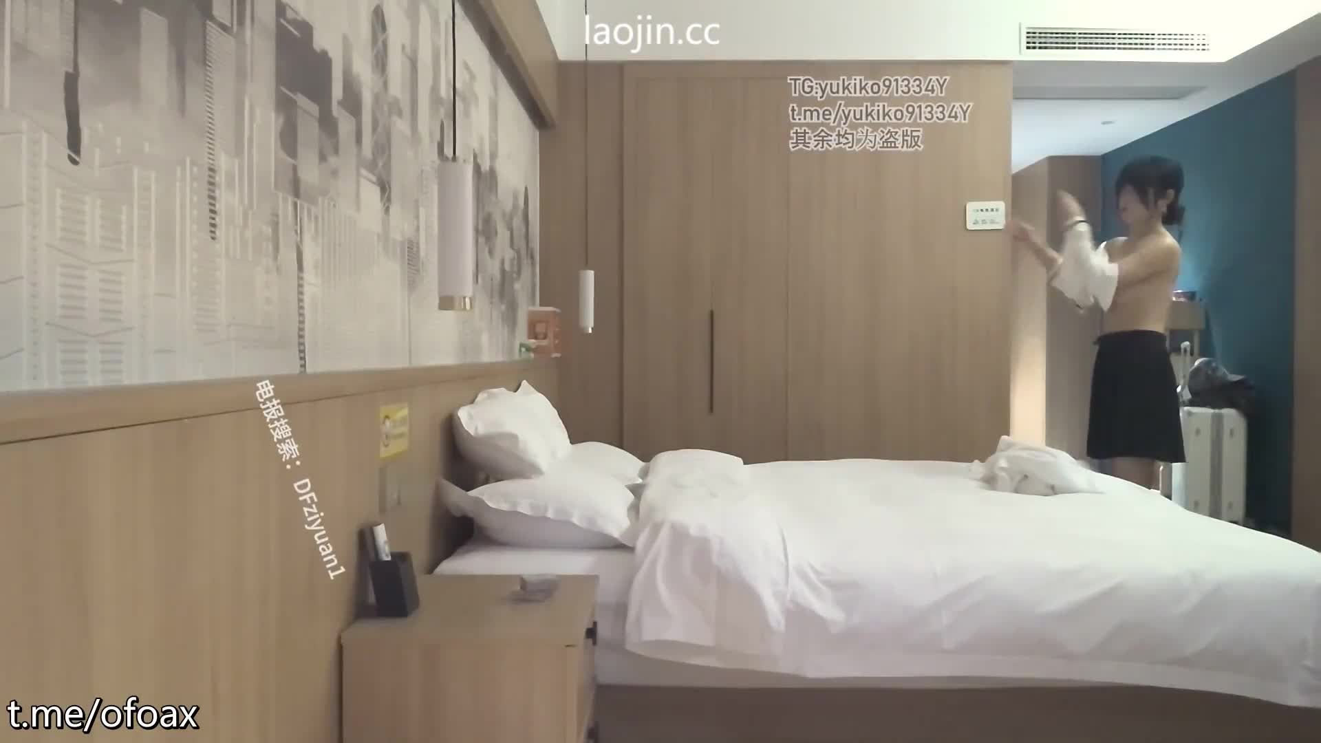 【胖爺的奇妙之旅】，最愛女大學生，來酒店洗完澡換上制服，乖巧聽話，後入把妹妹插得亂扭
