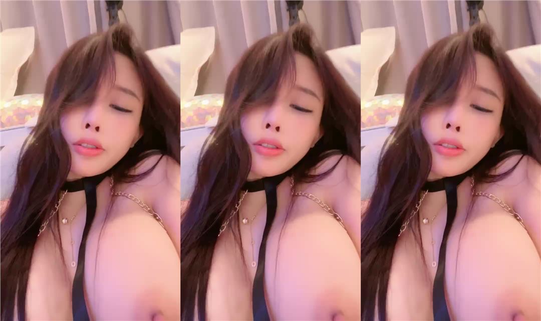 頂級尤物性感臺妹！爆乳白虎美穴！吊帶黑絲高跟鞋，跳蛋塞饅頭穴，玻璃棒爆操