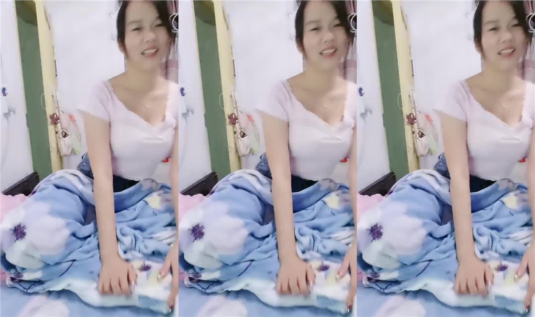 把兒子趕走，偷偷在房間發騷，性感美臀，奶子好漲能擠出乳汁，叫來老王操逼，扶屌騎乘，後入大屁股