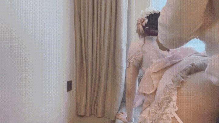 小蘿莉被啤酒肚拉住雙馬尾後入暴力抽插