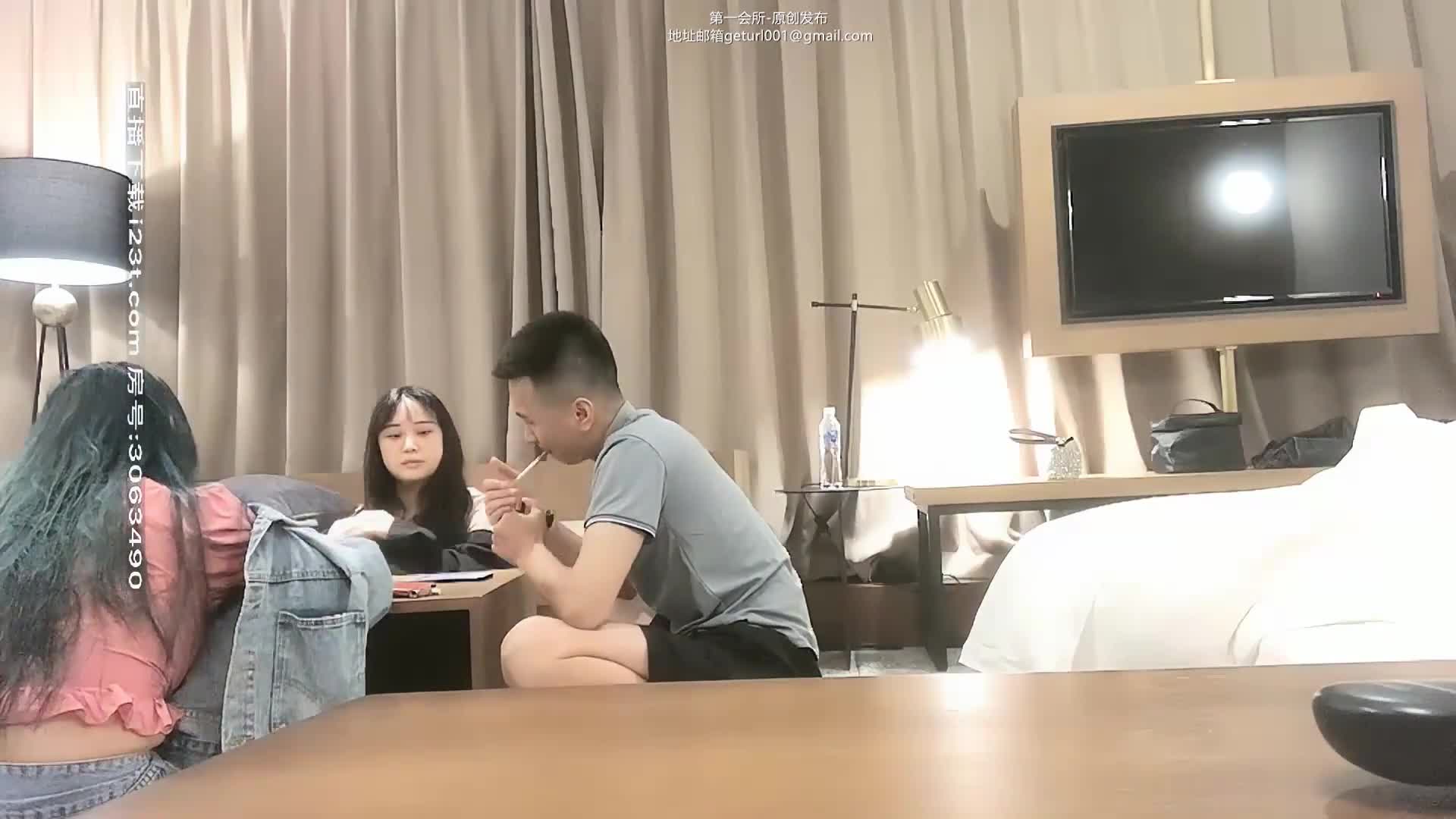 【一路探花】泡良大師勾搭兩個小嫩妹，打牌聊天好暢快，脫光暴操青春無限