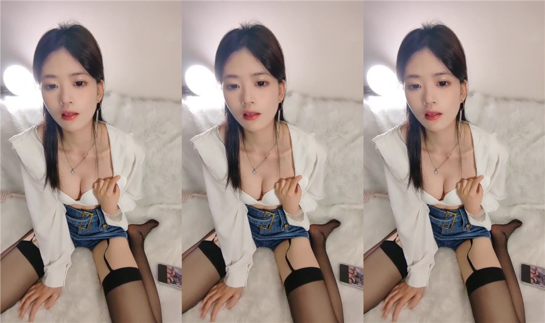 女神級尤物美女！細腰美腿收費房！翹起屁股掰穴，單腿性感黑絲，緊緻小穴手指扣弄，表情極度誘惑
