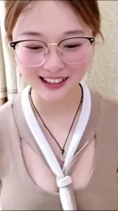 極品巨乳眼鏡少婦私密自拍誘惑曝光