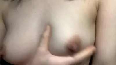 女大學生宿舍摸胸自拍影片流出