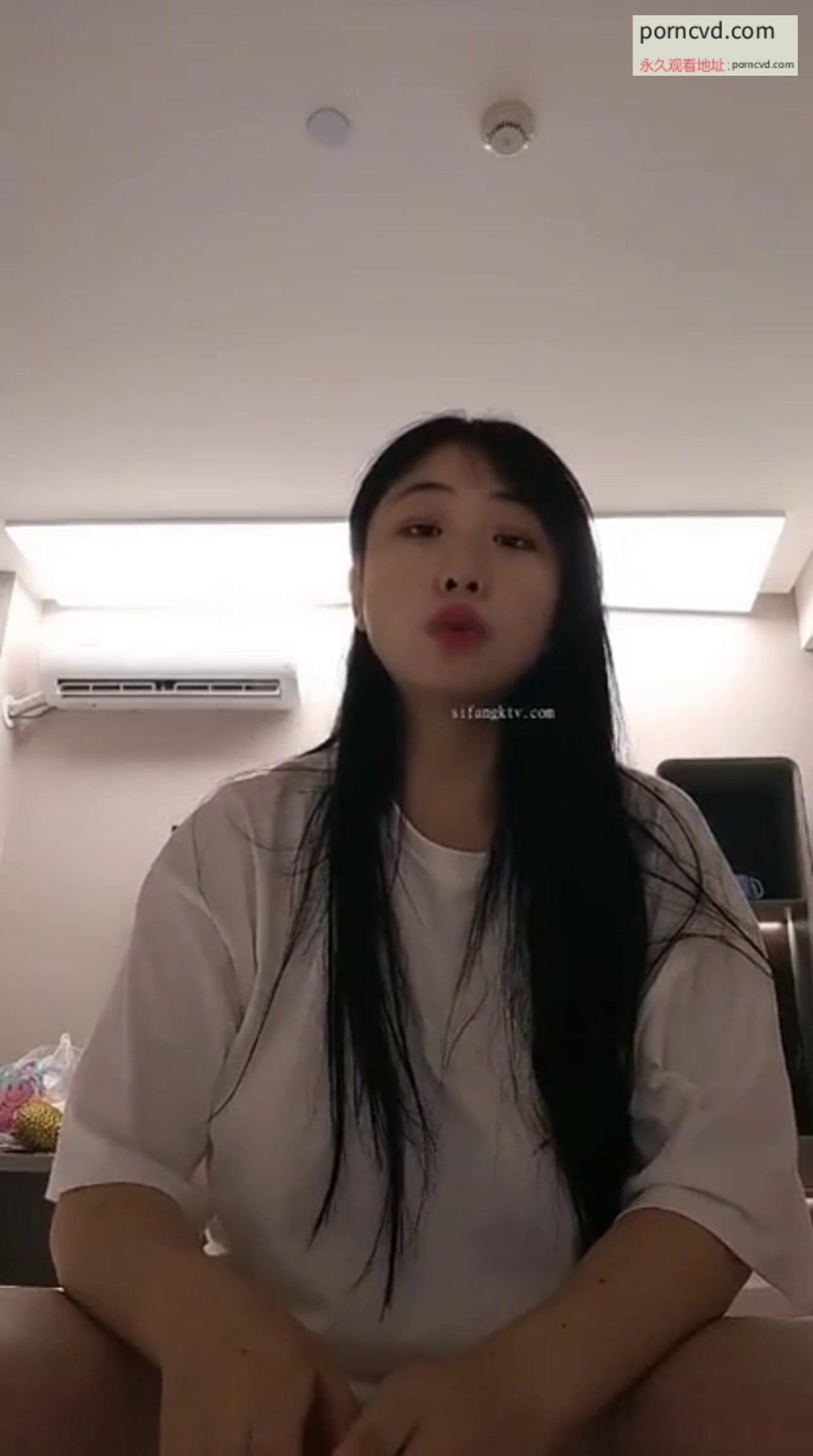 自拍外流：巨乳成年女性私密影片