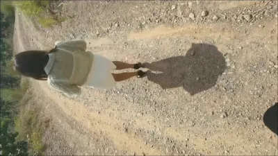 在野外解救迷路了的肉絲高跟熟女，回到酒店後大方地以身相許表示感謝