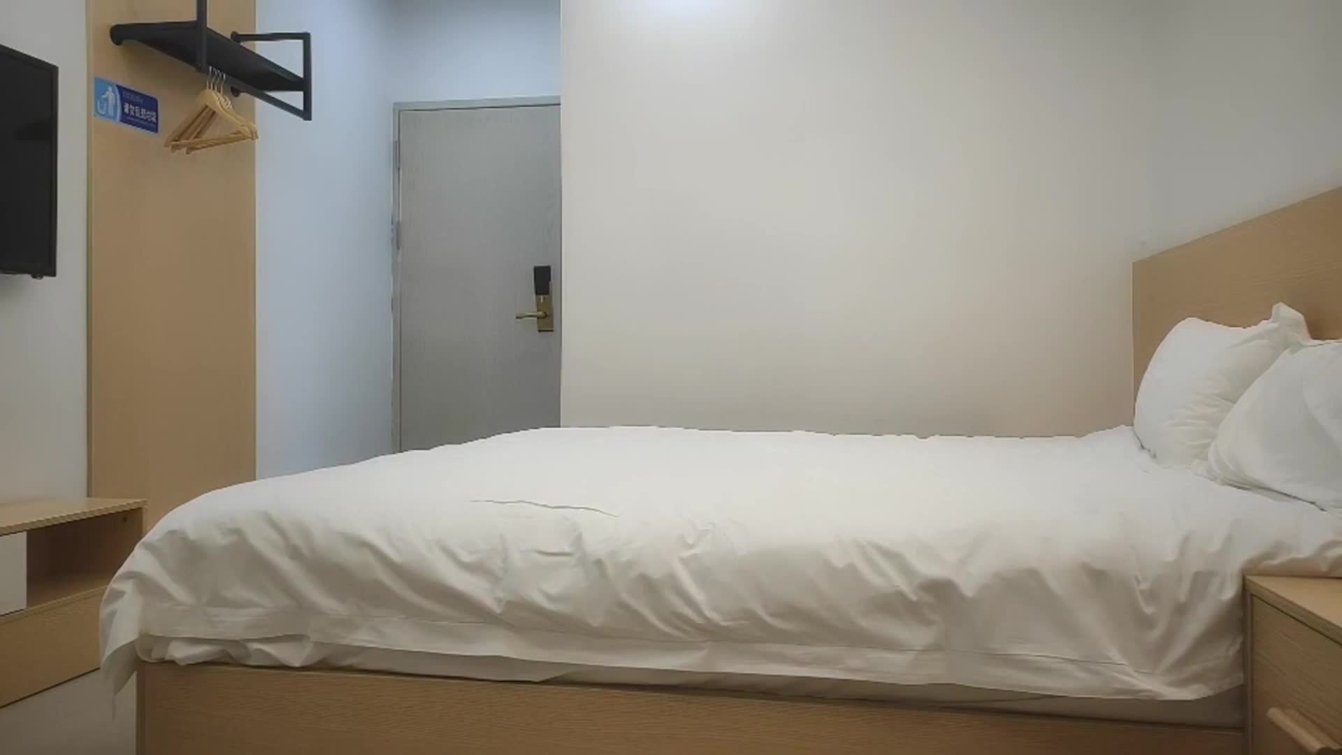 【探花精選】巨乳小姐姐 太舒服了老公用力 看你滿身汗男人就是累又出錢又出力 身材豐滿性格不錯 被鏡頭前扛著腿猛操 大奶子甩不停