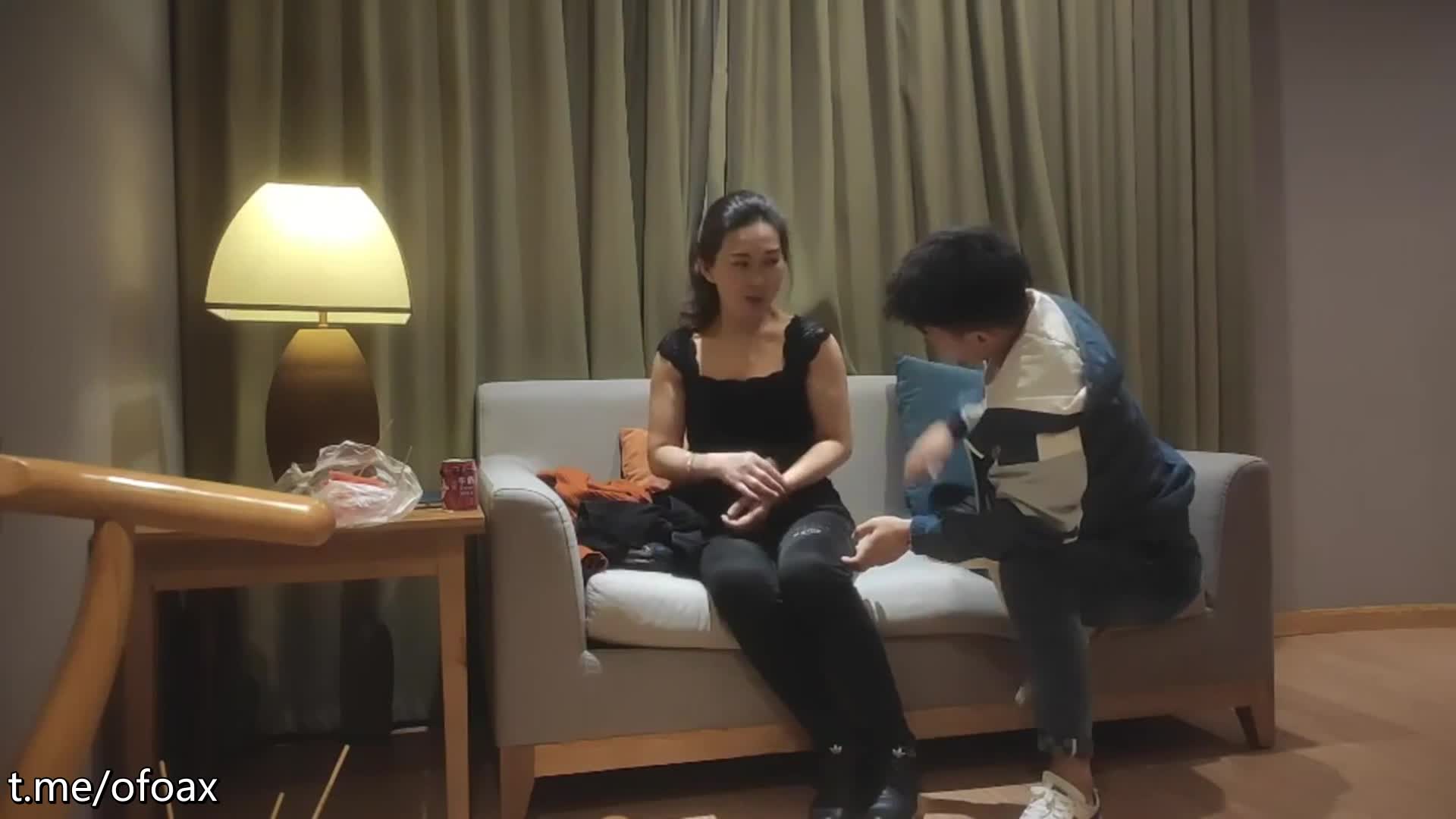 【探花精選】熟女大姐 老公操我小逼逼 多久沒操了 這麼多水都流出來了 穿上黑絲被小夥爆操 很多姿勢沒玩過折騰的夠嗆 逼都操痛了