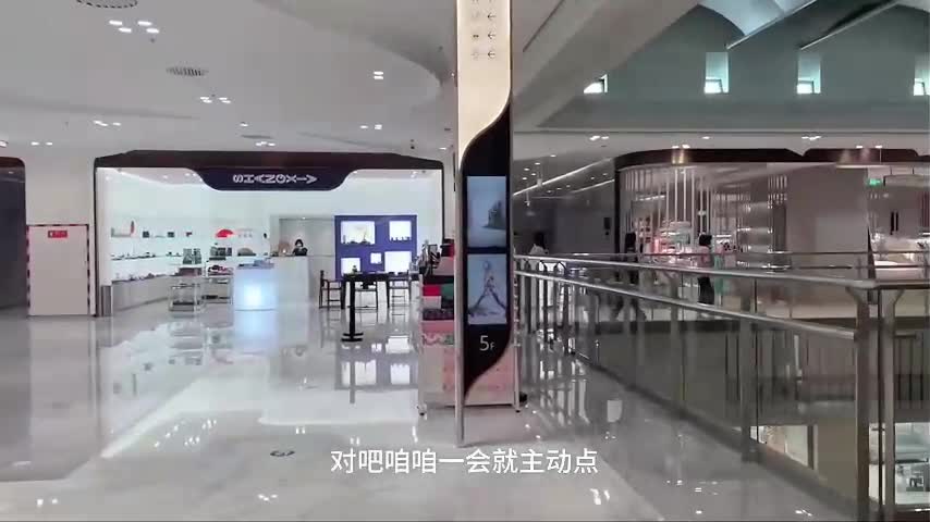 約出來一個05年的絕品微胖小騷貨，超級配合太會玩了，第一次見面就讓她裸體真空上陣，塞著跳蛋出門逛街