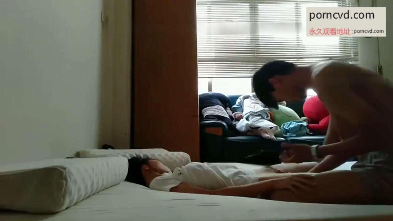 台灣自拍外流 帶學妹回家體驗性愛 青春嫩妹水多穴緊 任由小男友開發 太幸福了