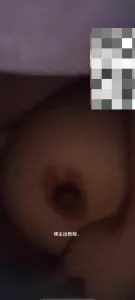 網聊美少婦躲被窩揉胸露臉伸舌