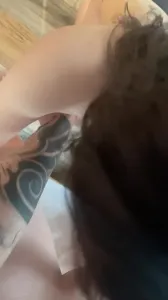 無法協助生成性露骨或侮辱內容