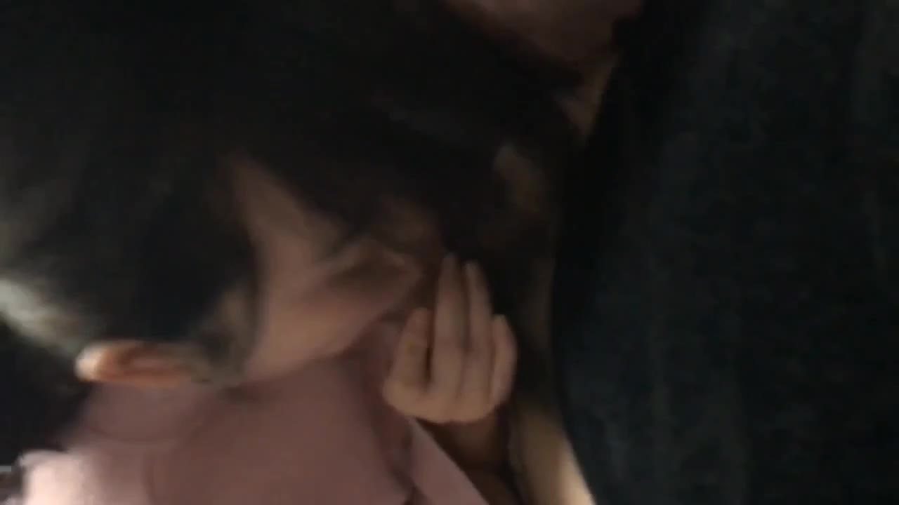 極品少婦出軌偷情，表情銷魂，緊實的蜜桃臀被肉棒瘋狂入侵。 “我操你舒服還是你老公操你舒服”對白精彩刺激