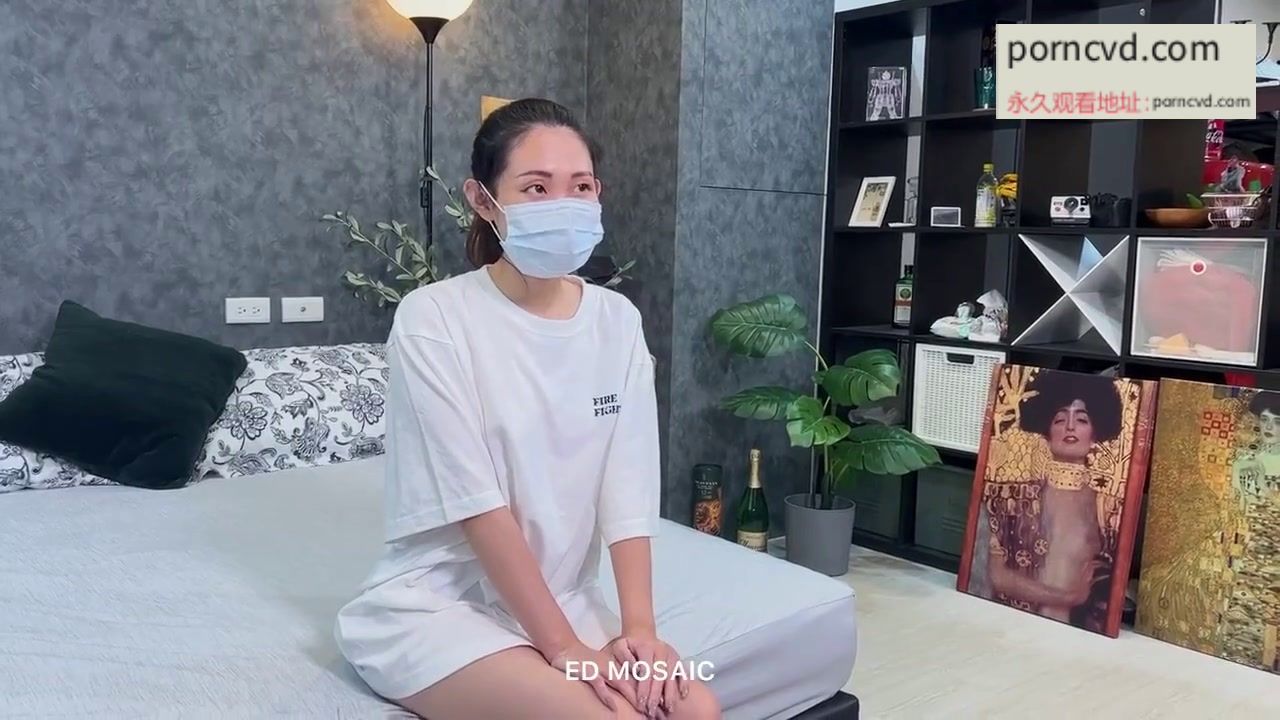 台灣av 台灣色影師 ED Mosaic 現役20歲天然美乳白虎女大生性慾覺醒 第一次玩3P
