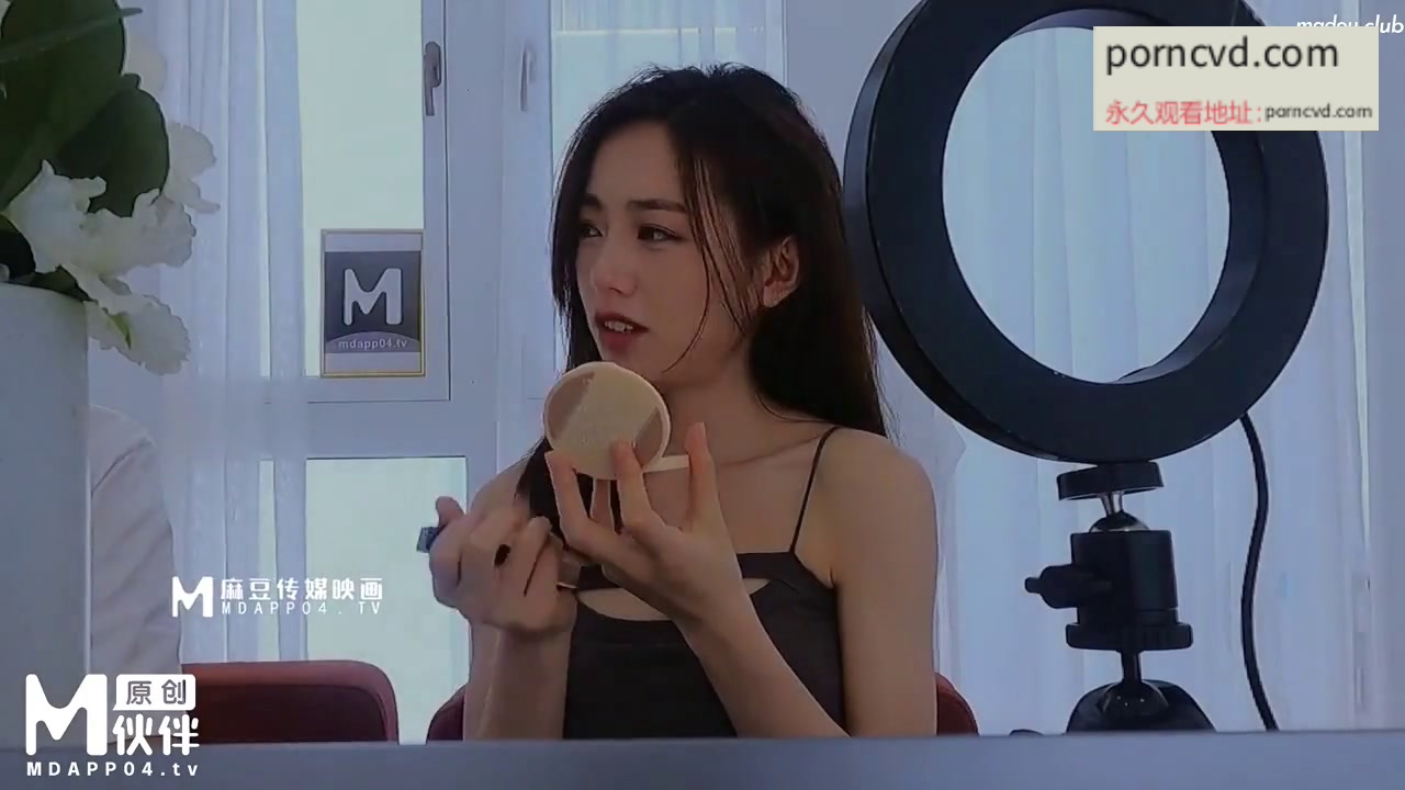 國產av 麻豆直播正妹 邊直播邊撫摸她的淫穴