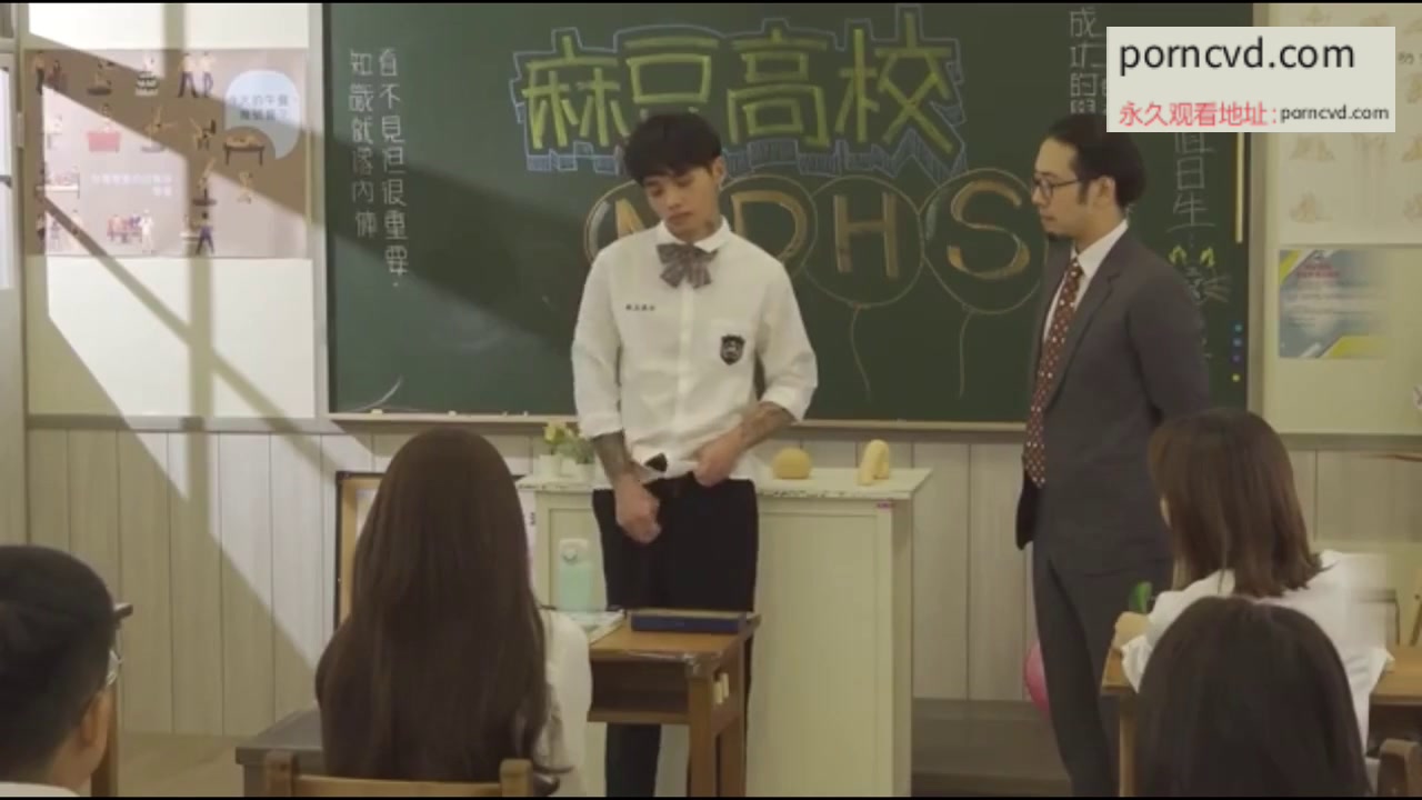 國產av 渣男班導要男同學在同班同學面前當眾脫褲子幹女同學