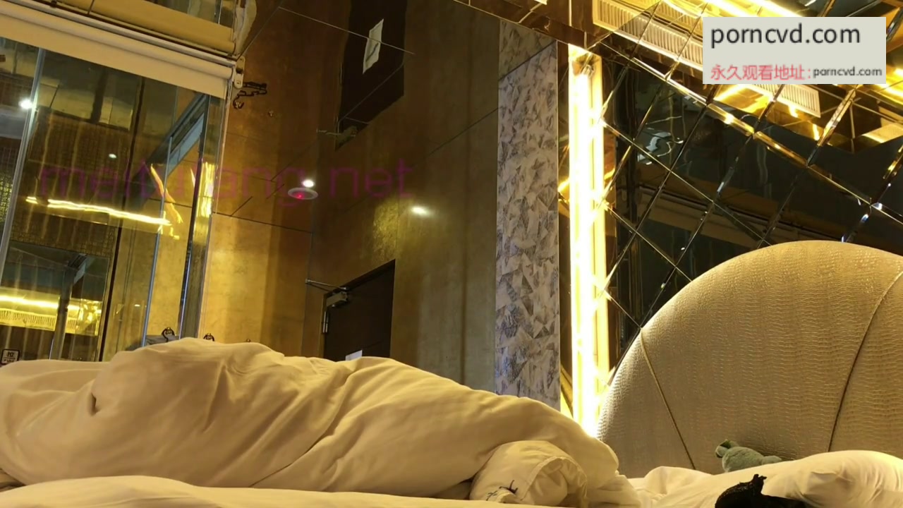 台灣本土自拍 惹人憐愛的清新高中妹跟男友的8+9朋友偷情開房 不只乖乖哀操舔棒還主動坐上去搖 真是淫蕩啊