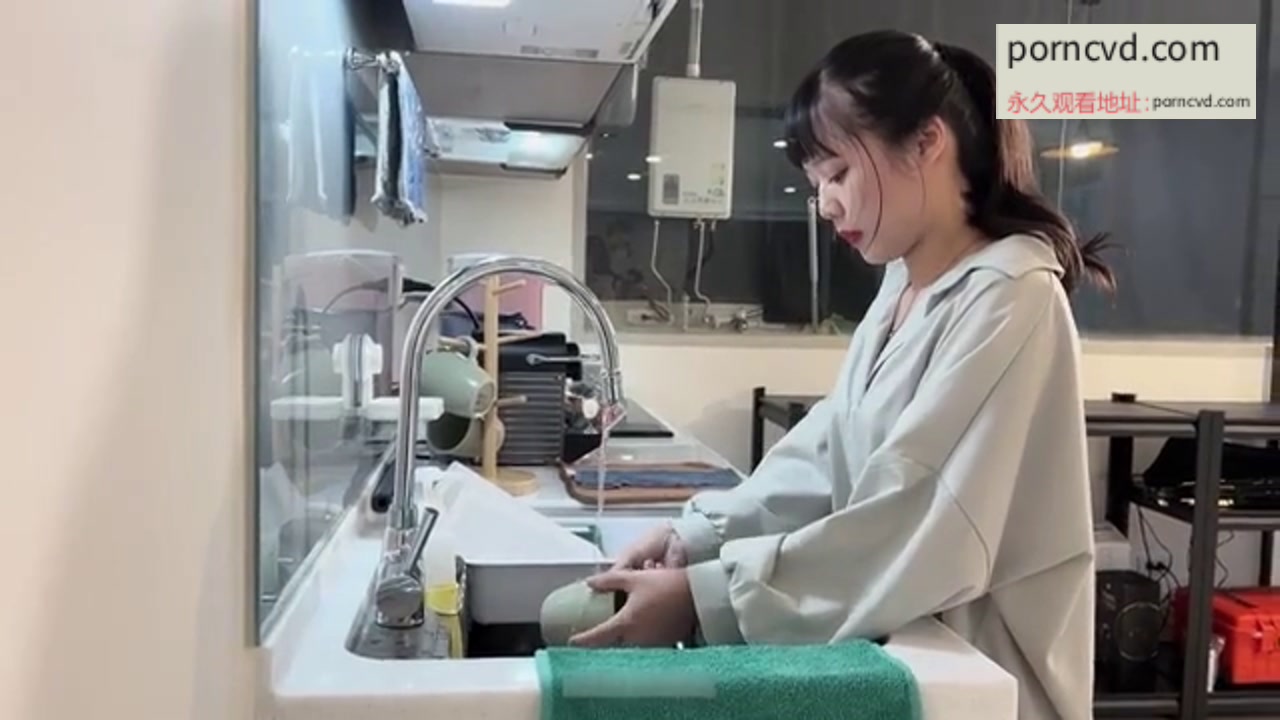 台灣av 人妻家政婦小咪做家事時，都在想念曾經交手過的砲友們