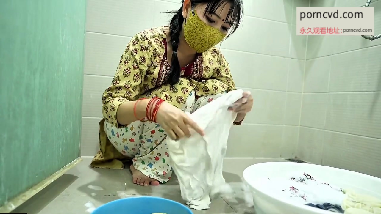 onlyFans外流 亞洲印尼女傭外勞少婦 在工作時不小心滑倒 男主角幫助在地板上被一頓猛懟高潮抽搐無套內射
