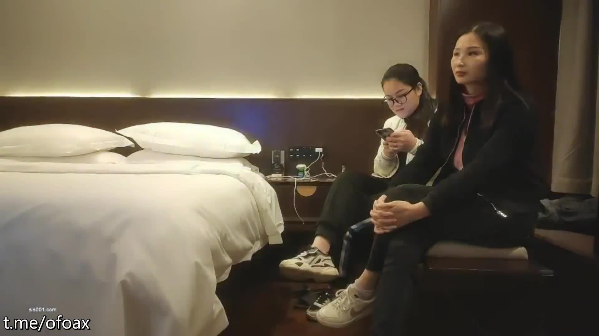 雙飛少婦閨蜜 你為什麼搞那麼亮不好意思 都是第一次 小哥今天花重金留下閨蜜一起玩 開始有點尷尬 操的哥們滿身大汗