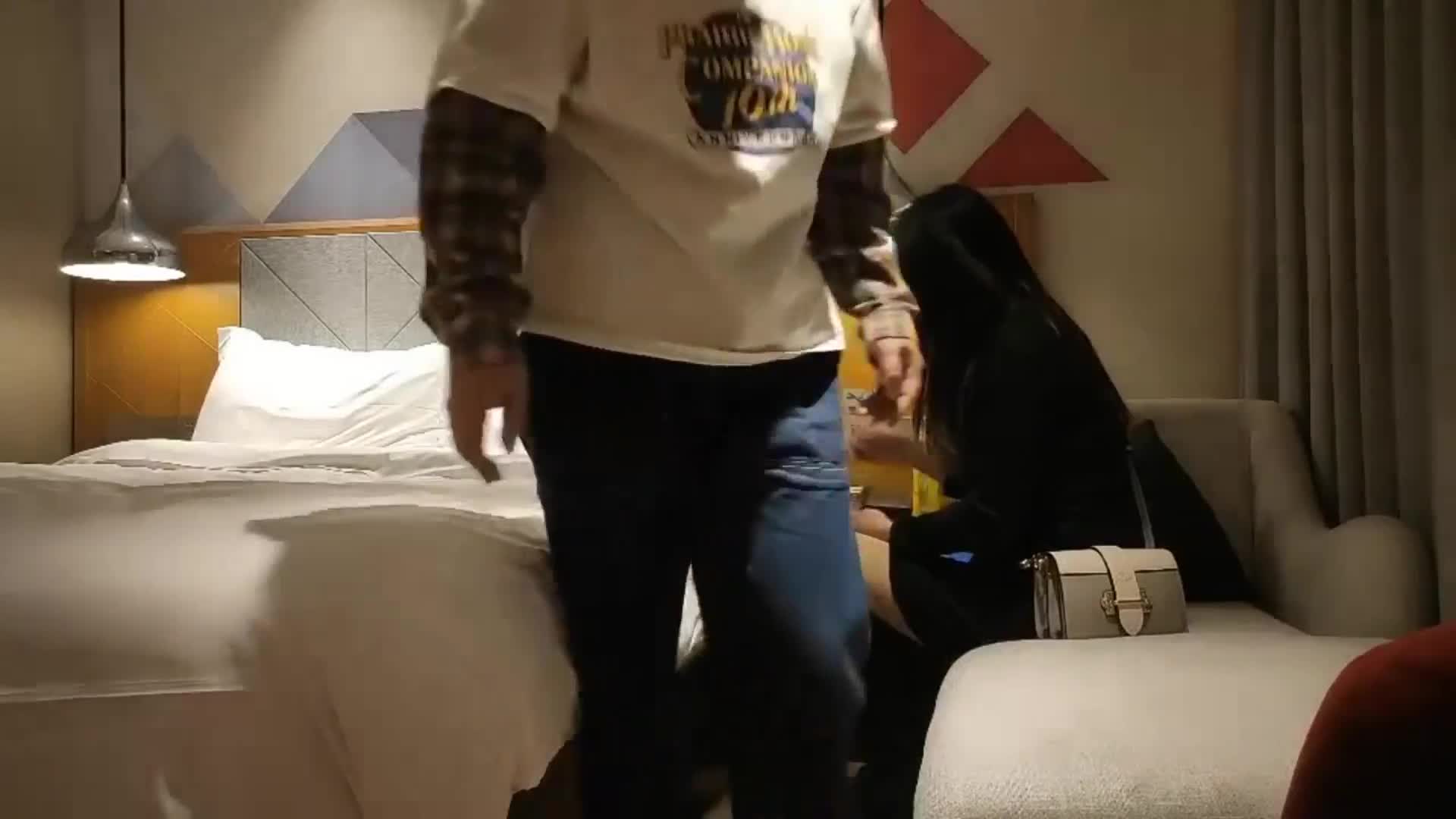 熟女大姐 啊啊你好厲害 邊脫衣服邊又親又摳 插嘴撅著大屁屁口乾柴烈火 上位騎乘猛力打樁 呻吟不停
