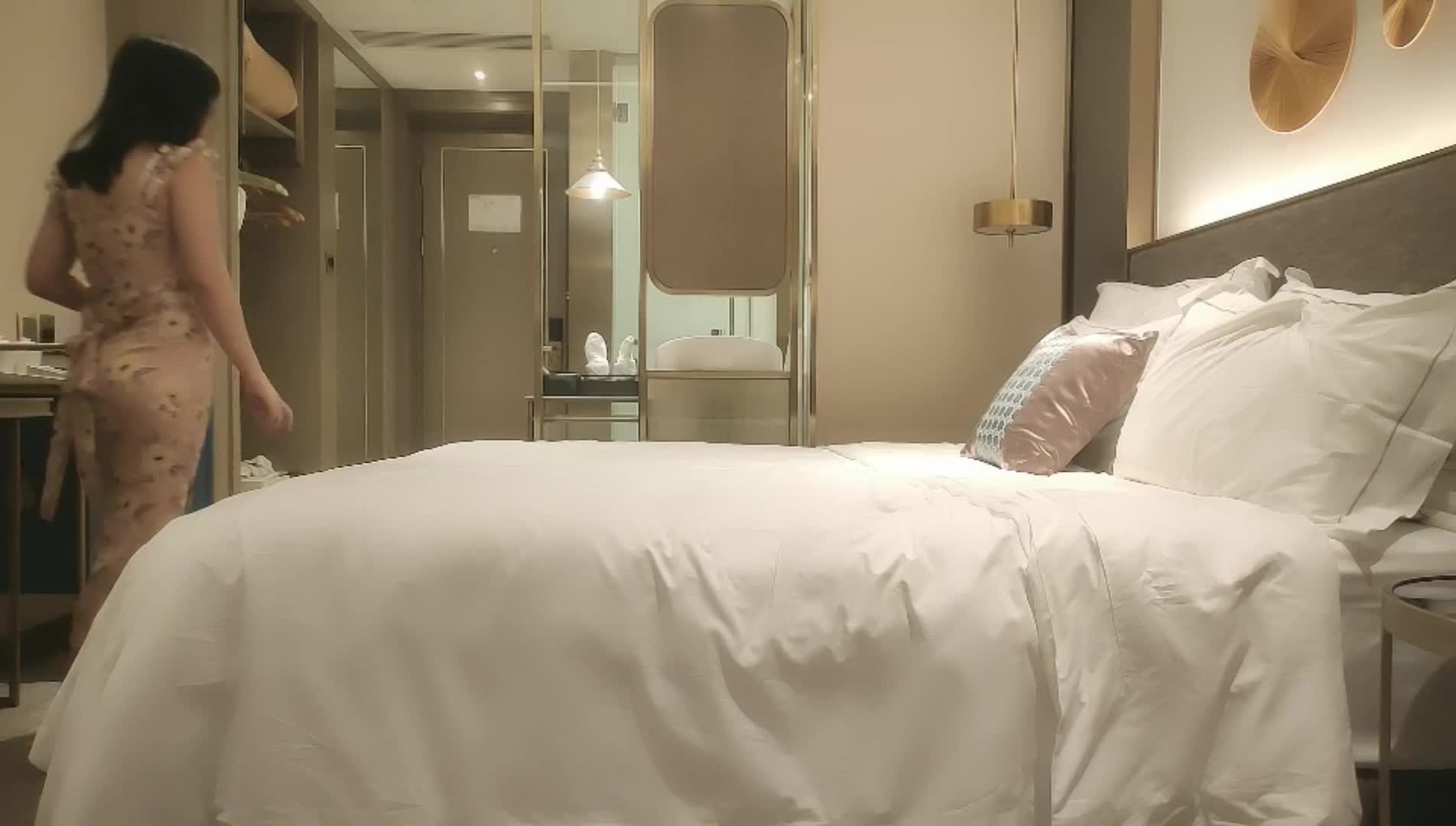 酒店2000元約炮出來兼職的美少婦各種姿勢啪啪