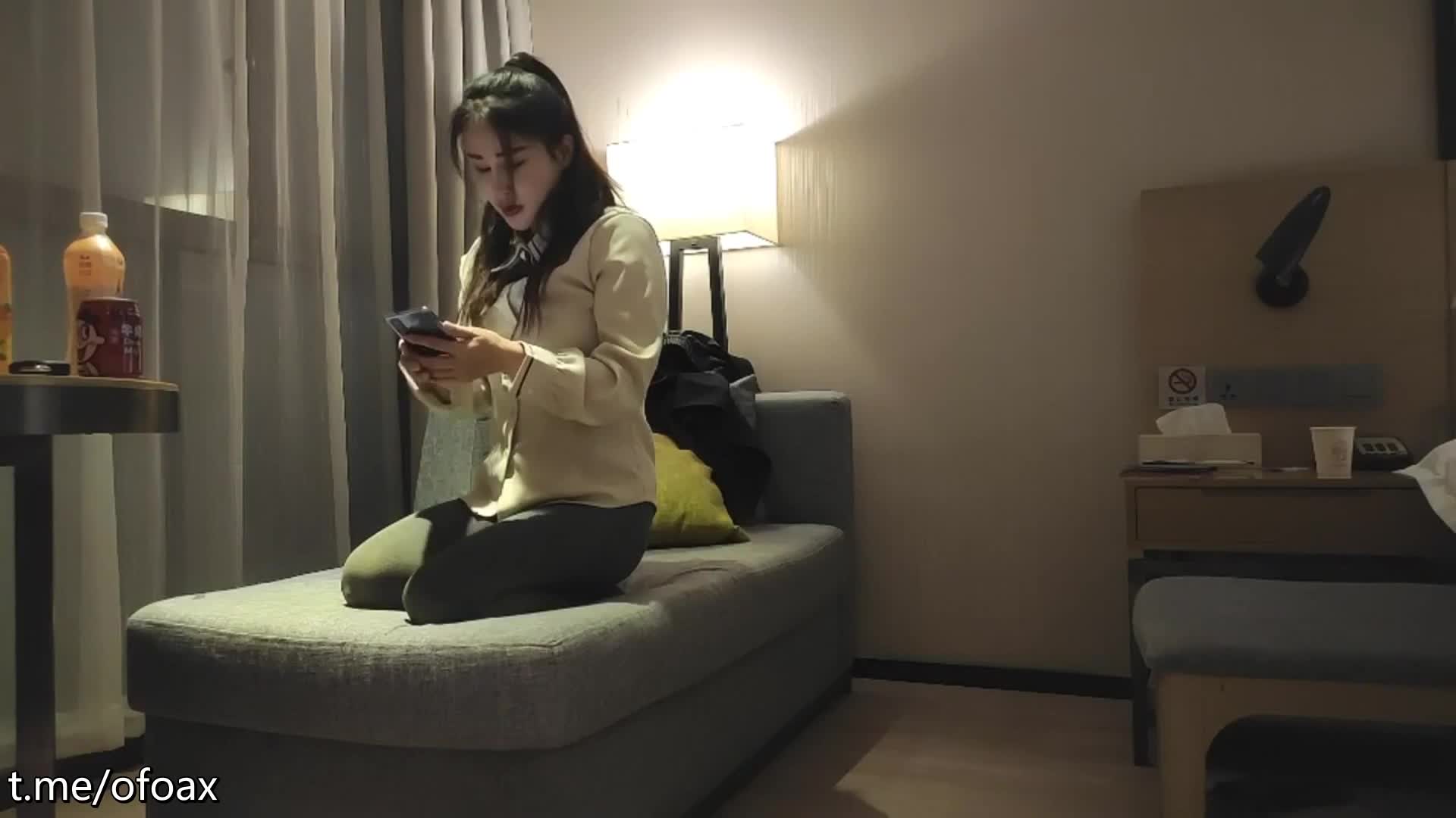 【胖子傳媒工作室】大奶輕熟女 啊操我你好猛插的我好舒服 套子呢 沒射裡面 身材豐滿會一字馬大屁屁蹭吊很會調情被各種猛懟最後偷偷無套輸出