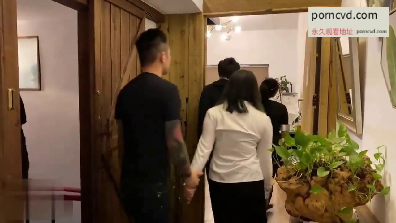 台灣最猛6P女特助VS男上司們 主任經理老闆找我和其他女特助去員工宿舍開會 怎麼說著說著三位上司這麼沒規矩的大力扯開我們的襯衫
