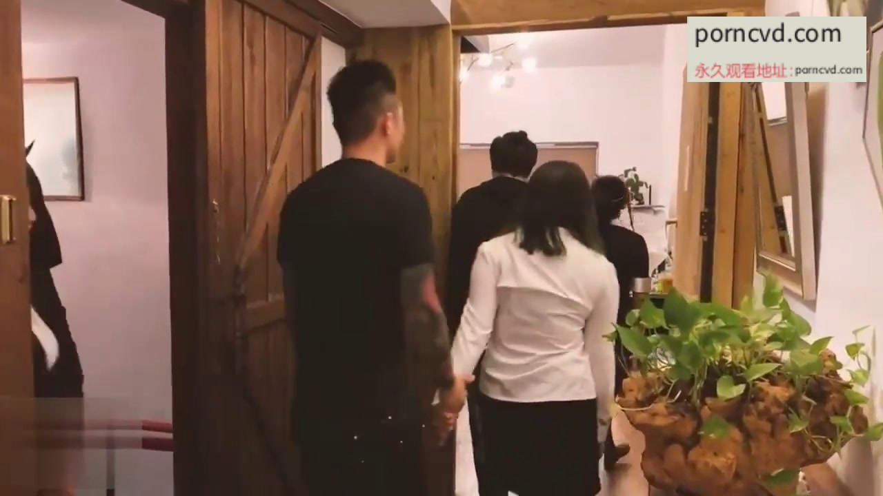 台灣OL制服6P雜交性愛PARTY和其他兩個女同事都沒穿內褲被其他男同事發現 窄裙裡散發的荷爾蒙讓男同事血脈噴張於是乎開始了一段酒精發酵的激情過程