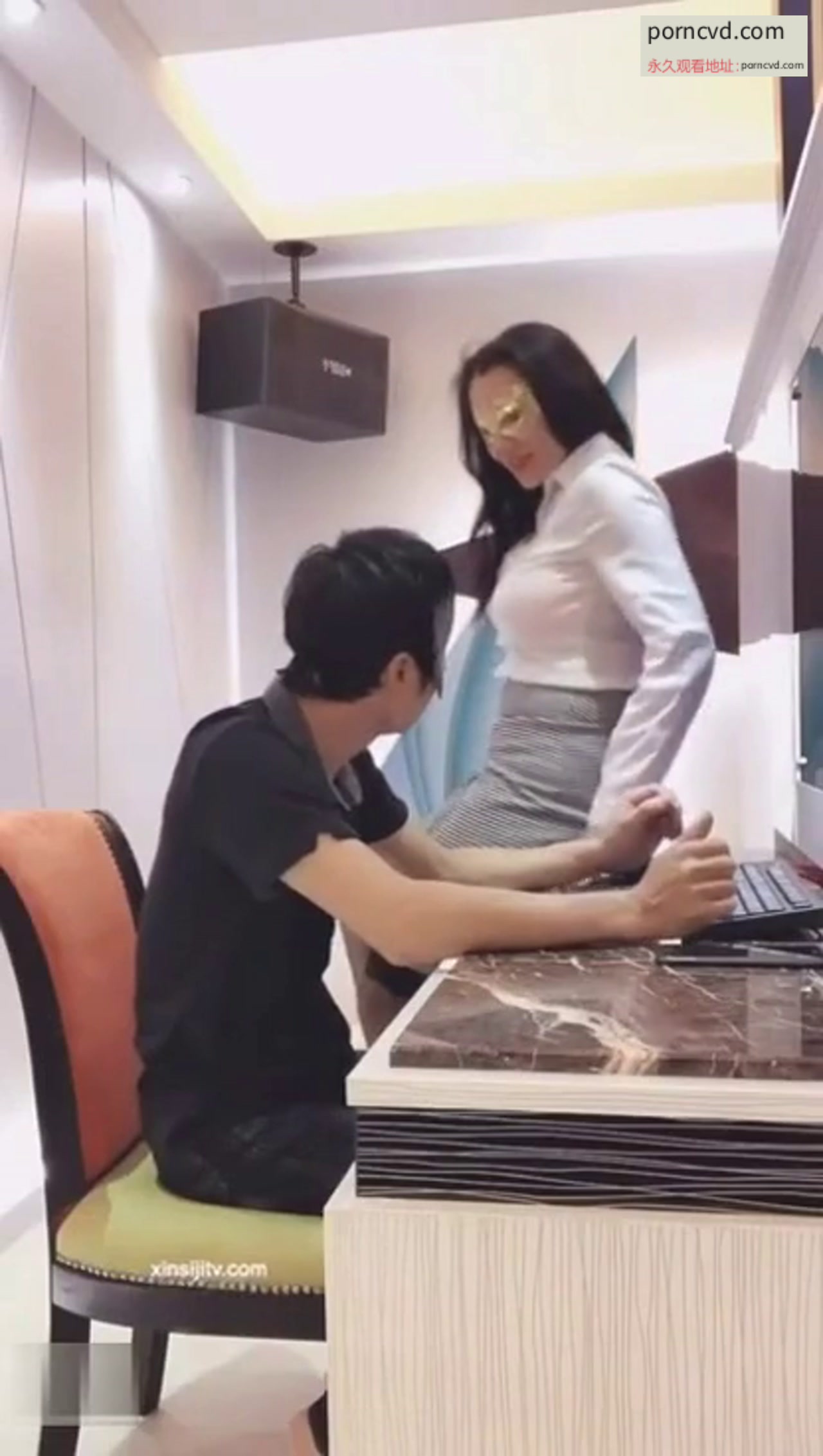 台灣超性感絲襪OL辦公桌上舔穴愛撫 跪在桌下吃大屌 把辦公室當成肉搏戰場