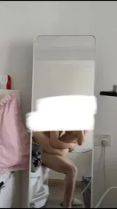 夫妻在家對鏡自拍第一次老婆好身材