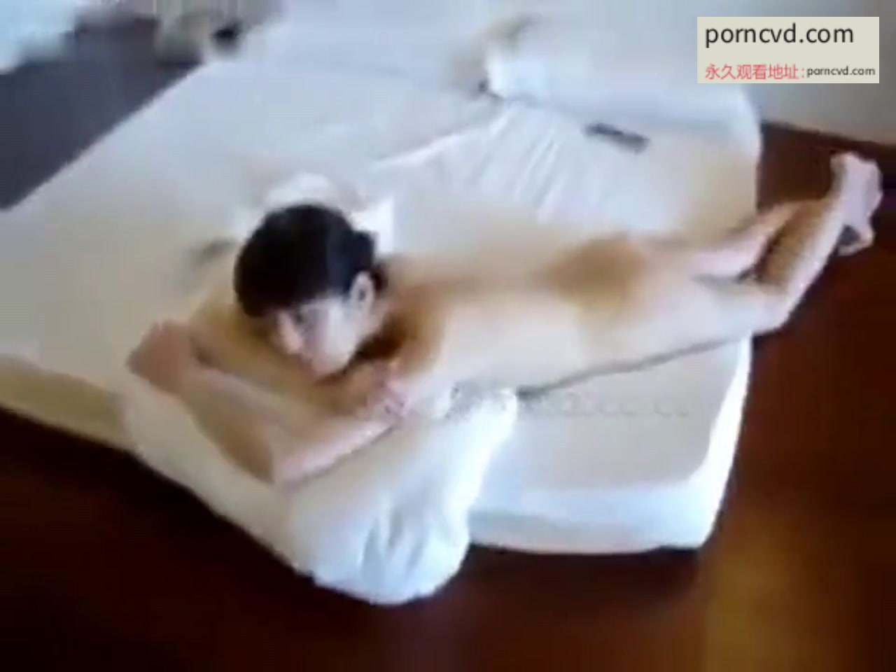 台灣自拍 高雄情侶自拍，邊看電影變享受女友的小嘴和小穴