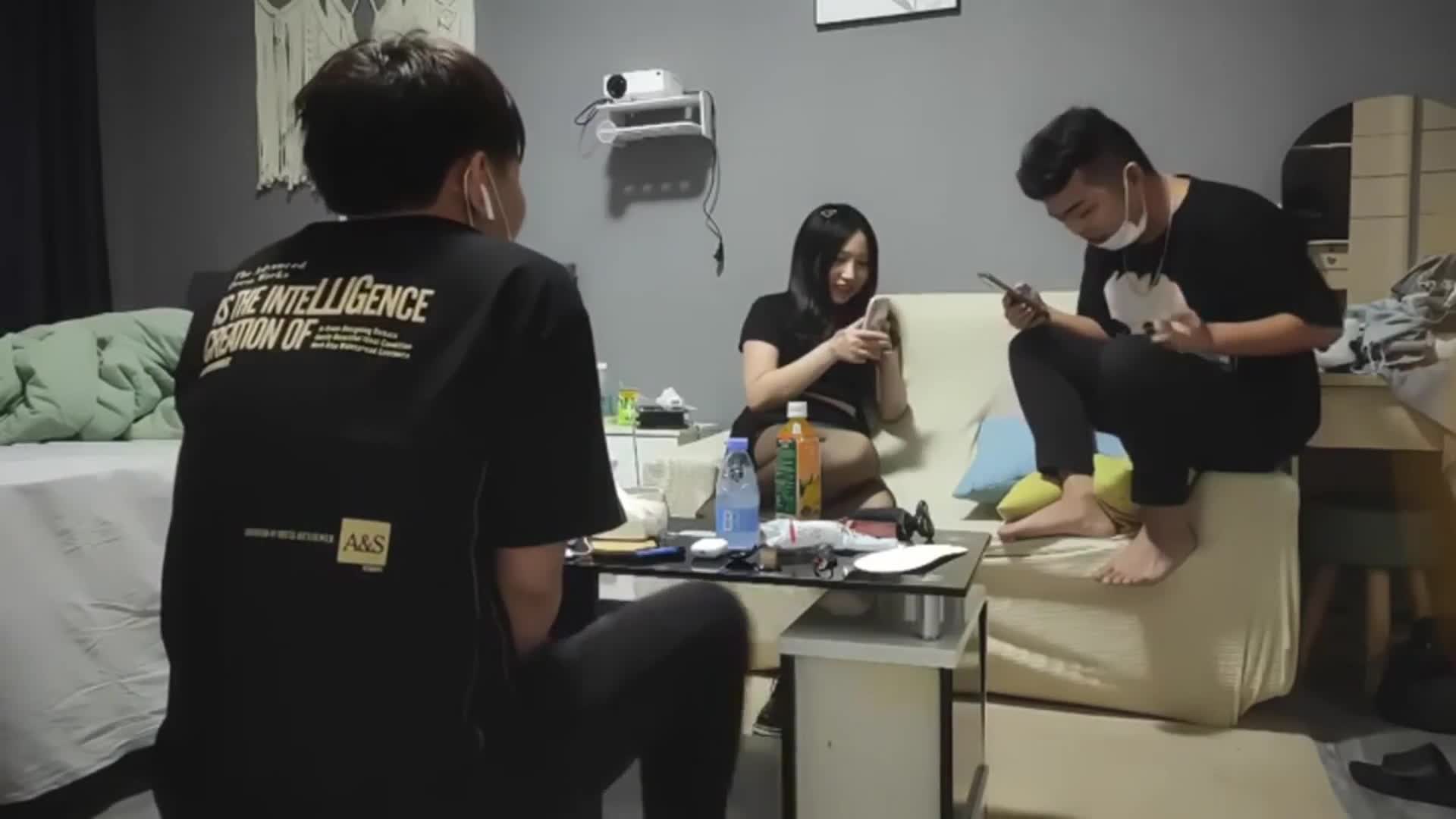 【探花精選】漂亮大奶小姐姐 一夜情聊什麼感情 你要觀戰嗎 看也要給錢 你體力不行啊 性格開朗愛笑 吐槽小哥不夠猛 上來猛懟幾下就射了