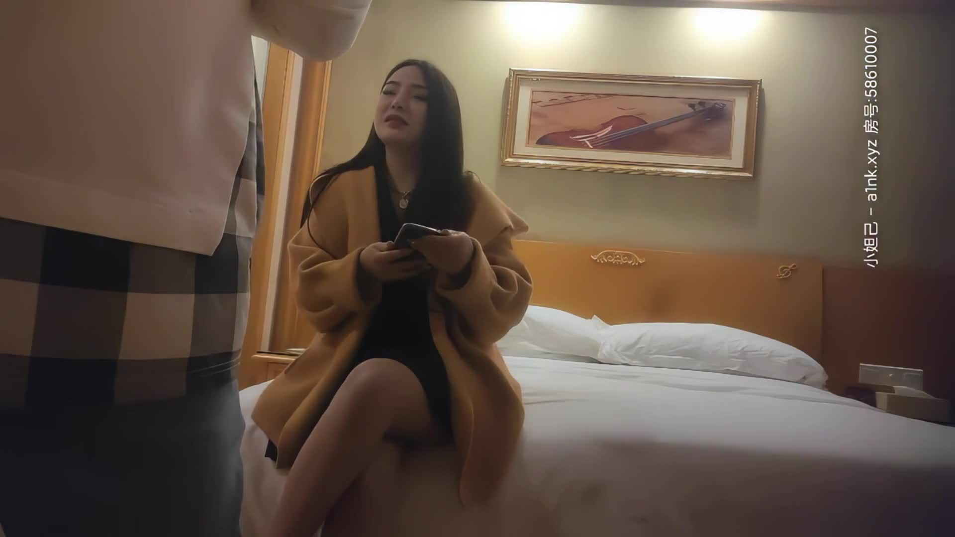 【文軒探花】發圓臉少婦，鏡頭前跪地口交，床邊啪啪肥臀衝擊感十足