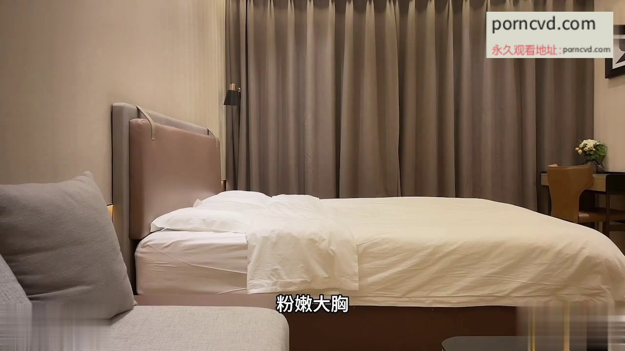 自拍外流 一個身材很美的模特兒 粉嫩大胸手掌都抓不住
