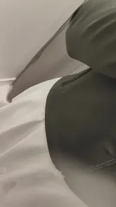 在商場試衣間，隔壁有人，一時沒忍住，把老婆內射了