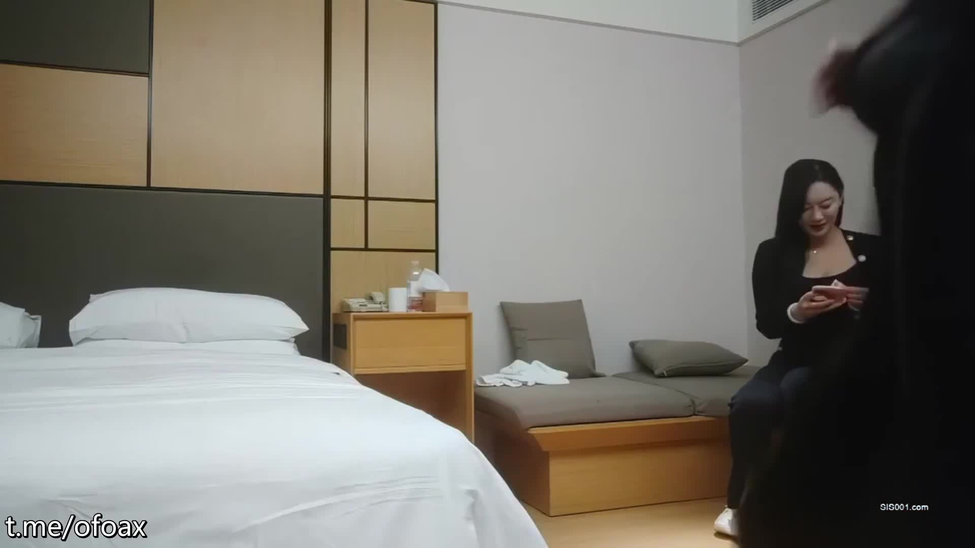 【利哥探花】御姐型大奶美女 慢點太大有點害怕 啊啊好舒服操死我太淫蕩了 身材高挑前凸後翹先來騷舞誘惑中途偷偷摘了套被操的爽叫連連