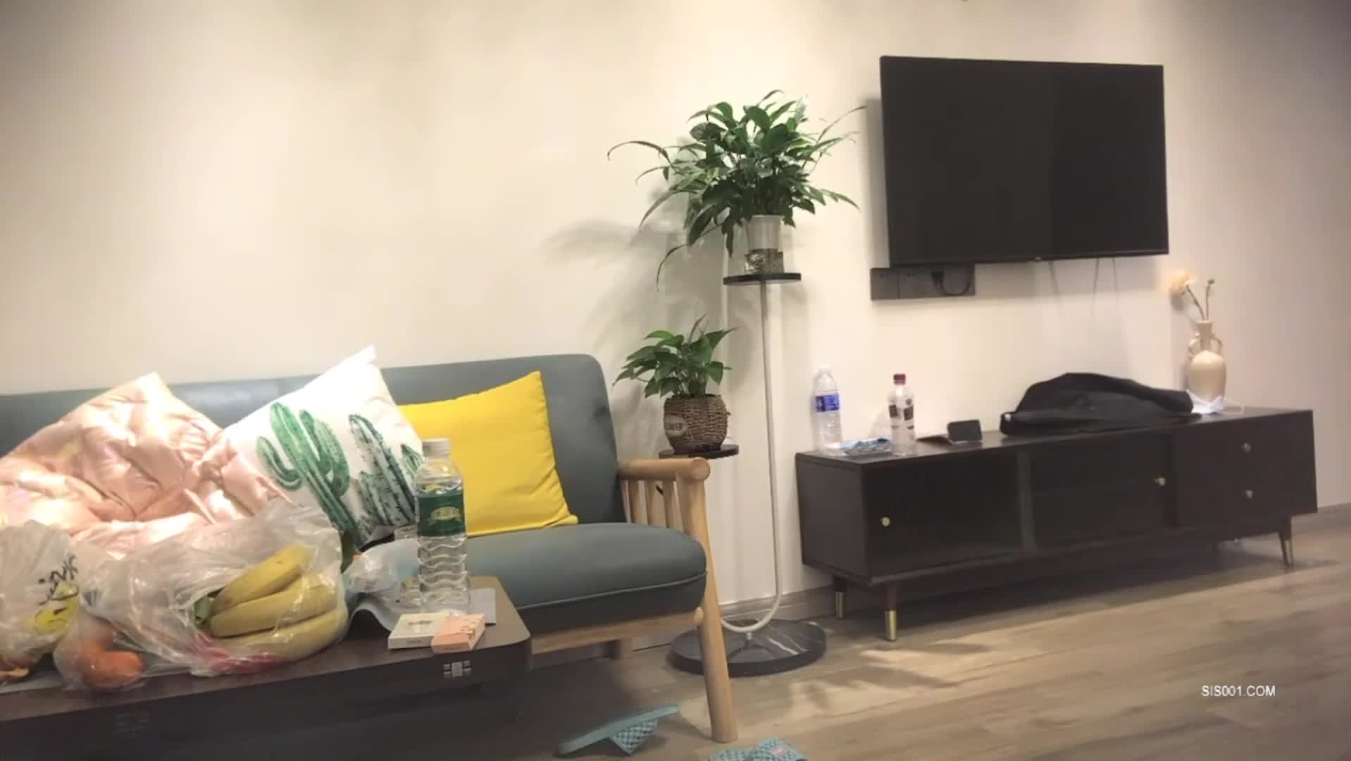 【熟女探花】熟女大姐 你輕點我怕又大又粗 啊啊好痛我逼小幫你擼出來吧 太厲害了你老婆受得了麼 大姐被小夥無套各種猛懟連連求饒內射
