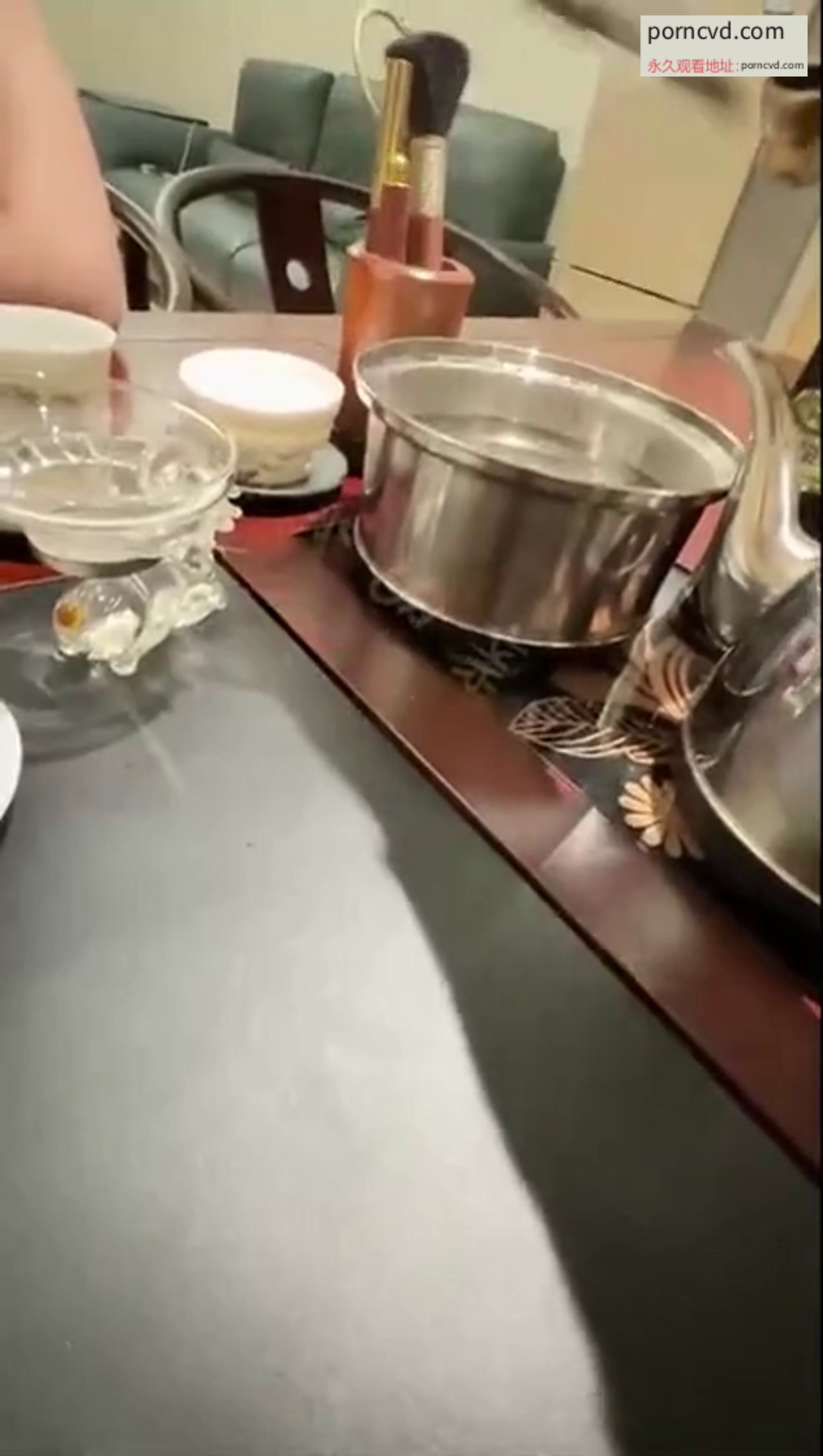 自拍外流 不穿內褲姐姐在辦公桌上被操噴的全是水