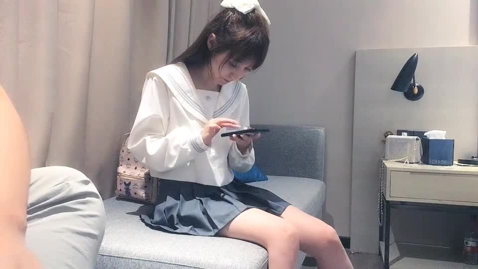 【太子極品】雙飛兩個水手服學生妹，露臉好騷迷人的大奶子，享受兩個騷逼的口活服務
