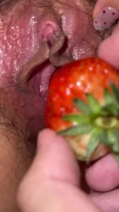 有沒有狼友想吃草莓 私信回覆