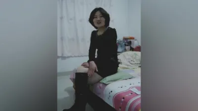 騷女沒穿內褲～求單男扣屄～扣屄提出各種要求～太騷了！