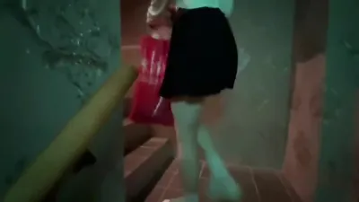 女神就是騷的可以，扭捏的眼神就瞬間硬起來想操死她！